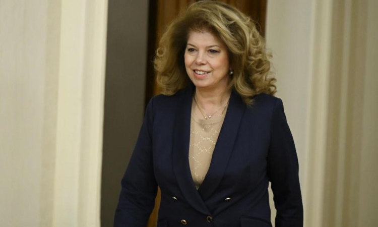 От журналистиката през БСП до първата жена президент: Коя е Илияна Йотова