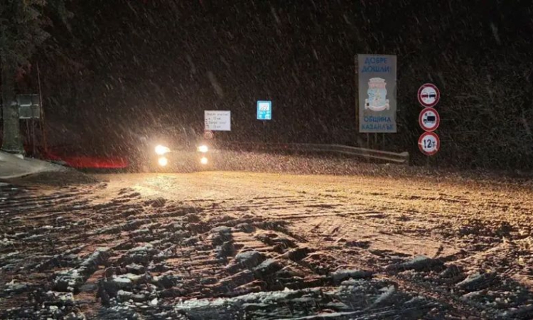 Над 515 снегопочистващи машини по републиканските пътища