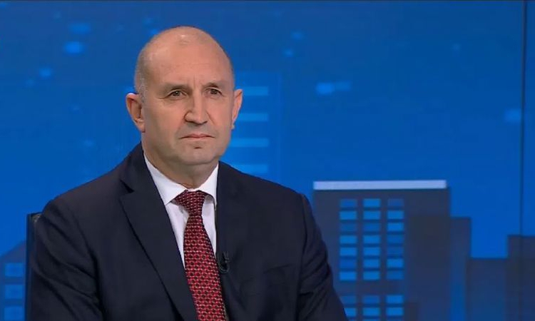 Радев гневен: Ограничават правото на българите в чужбина да гласуват