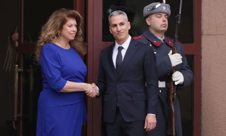 Президентът Йотова връчва мандата за служебен кабинет на Андрей Гюров