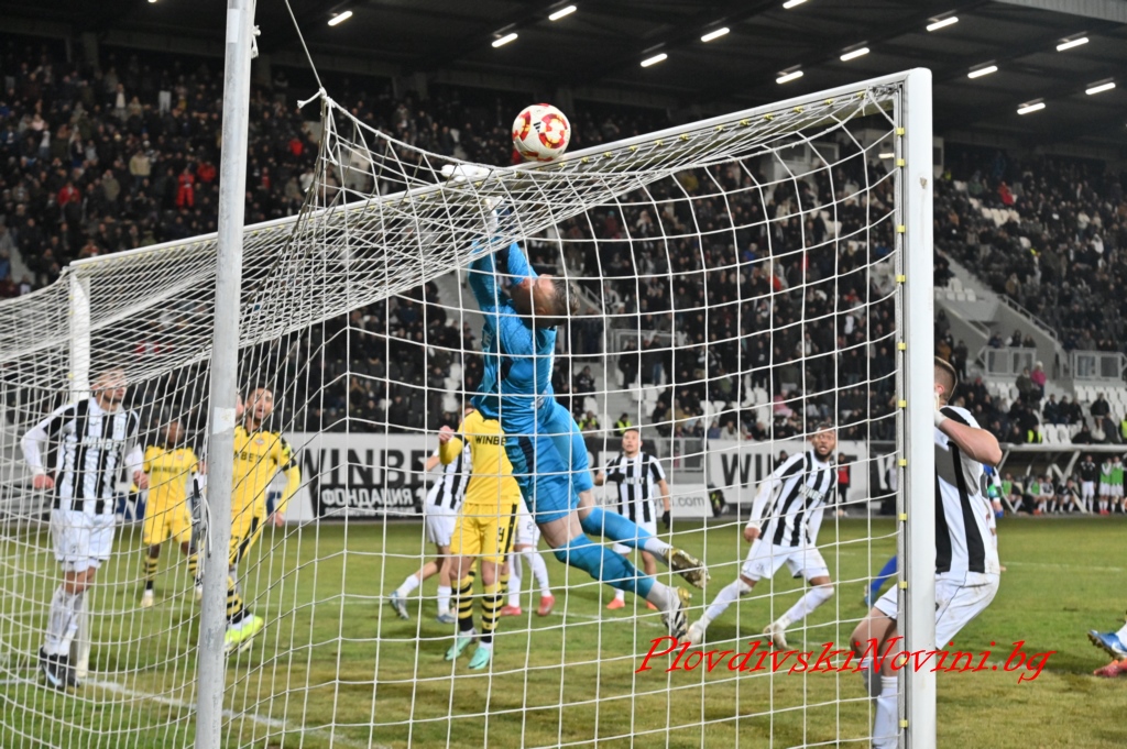 Локомотив посреща Черно море в непредвидим дуел