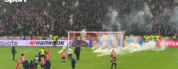 Феновете на Лил целиха играчите си с факли след загубата от Цървена Звезда