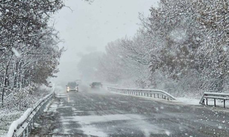 Облаци, дъжд и сняг днес, опасност от поледици