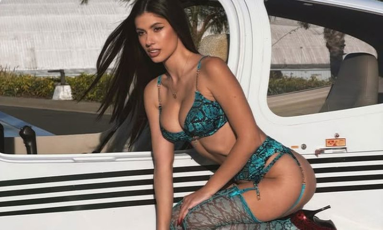 Фенка на Интер блести в разголена фотосесия