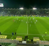 Фенове на Левски хвърлиха бомбичка до вратаря на Лудогорец (видео)