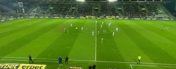 Фенове на Левски хвърлиха бомбичка до вратаря на Лудогорец (видео)