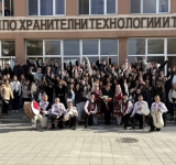  С тъпани, гайди и червен килим - абитуриенти поканиха директора си на бала