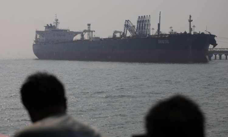 Иран полека лека отваря Ормуз