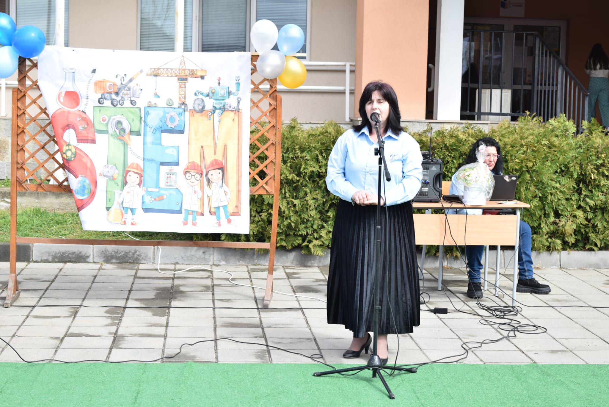 В СУ „Васил Левски“ в Маноле бе открит модерен STEM център, в който учениците ще развиват своите умения в областта на природните науки, роботиката и математиката