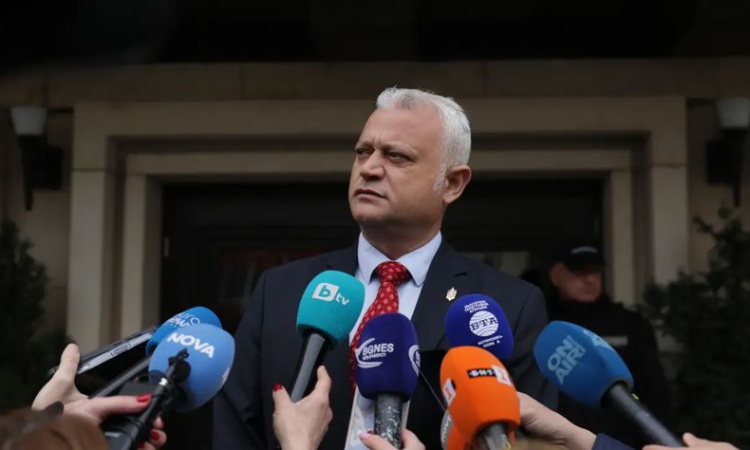 Дечев към Русинова: Крайно време е да прояви отговорност към българските граждани