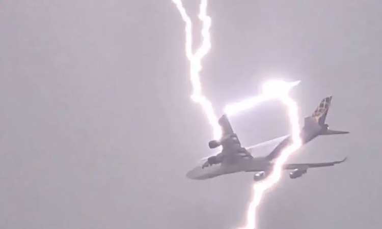 Мълния удари самолет над Варна