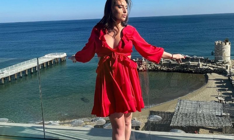 "Златно момиче" показа бременното си коремче