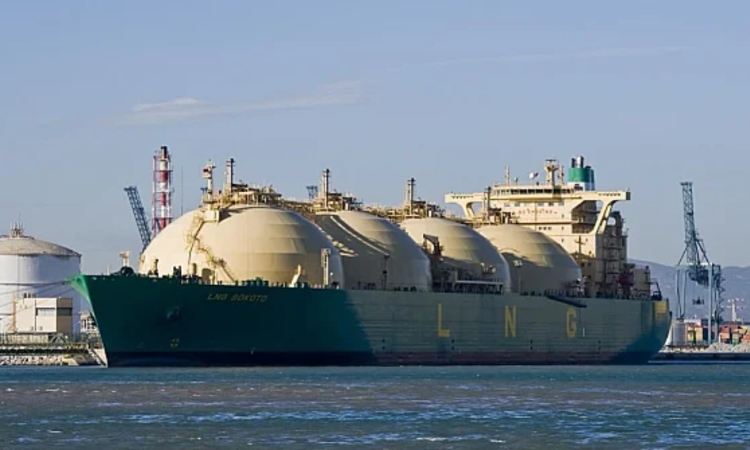 Блокадата върна 9 кораба към Иран, а Техеран заплаши да затвори пътя към Суец