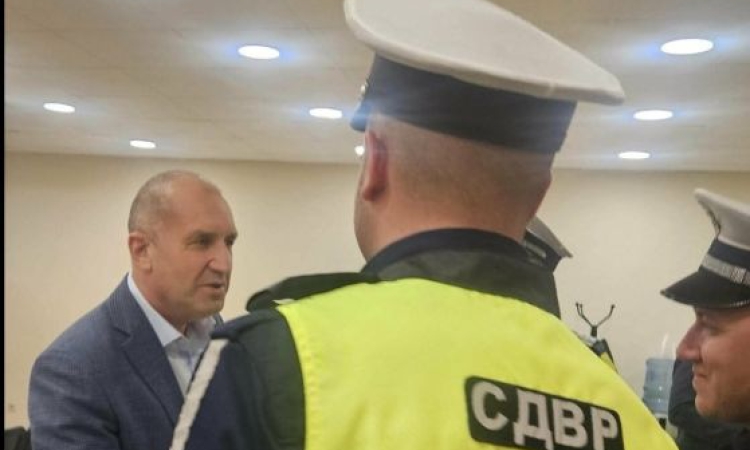 Радев се похвали с платена глоба за неправилно паркиране