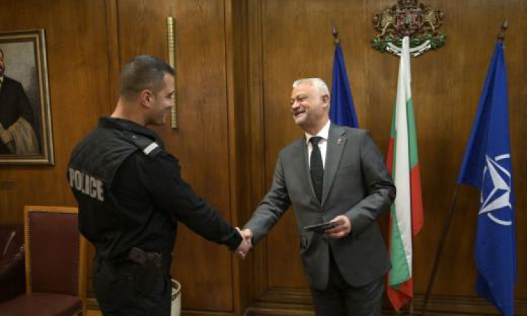 Емил Дечев награди полицая, спасил хора от катастрофиралия автобус край Малко Търново