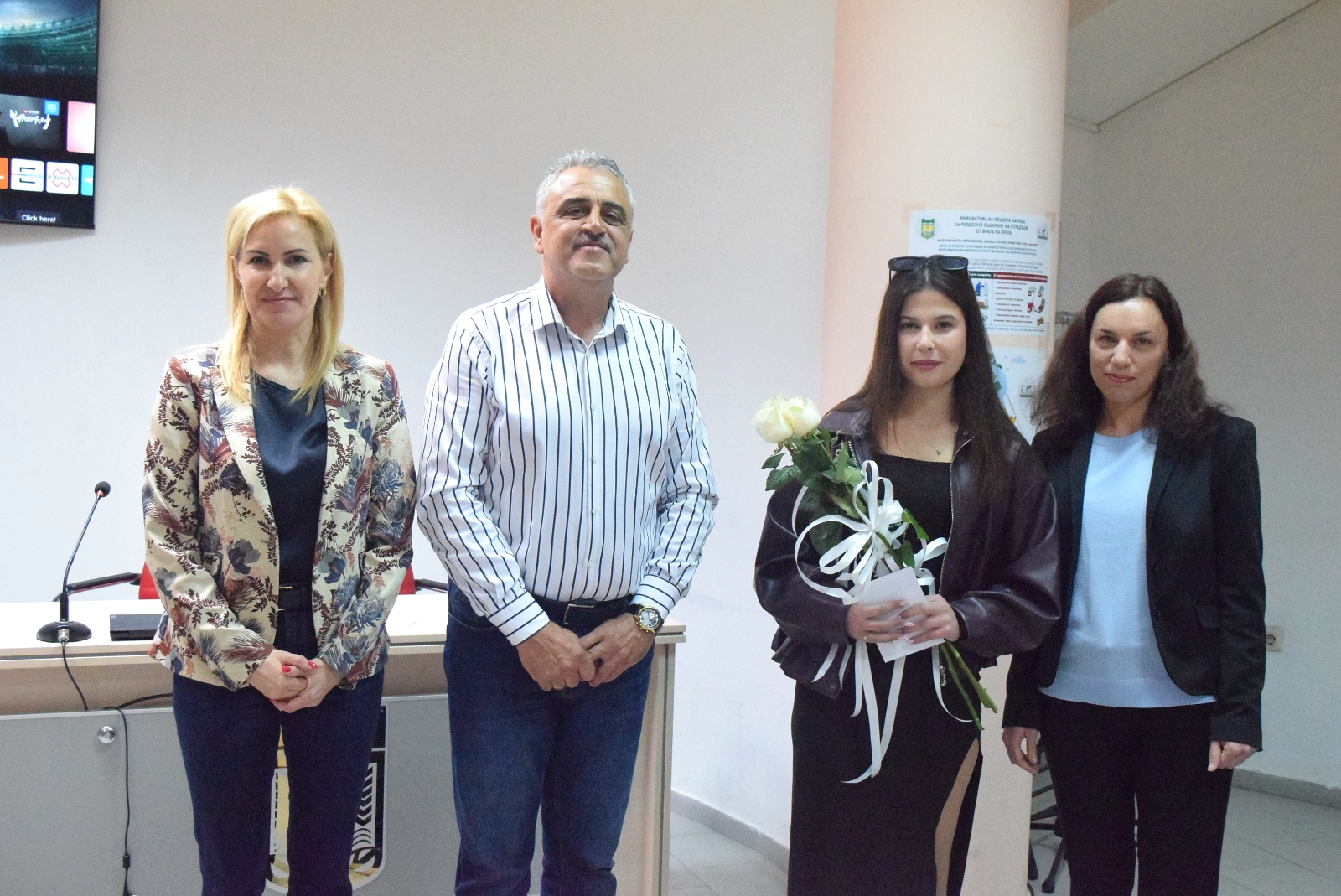 Тринадесет абитуриенти от Община Марица, които са загубили единия или и двамата си родители, получиха еднократна финансова помощ по повод завършването на 12 клас