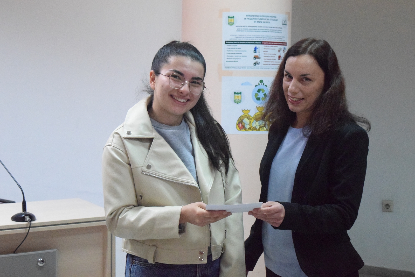 Тринадесет абитуриенти от Община Марица, които са загубили единия или и двамата си родители, получиха еднократна финансова помощ по повод завършването на 12 клас