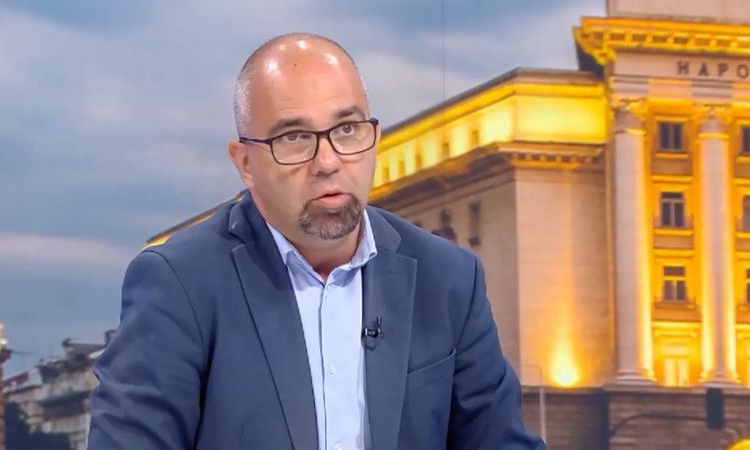 Първан Симеонов: Очаквам Борисов и Пеевски да се долепят до правителството на Радев, дори да му се подмазват