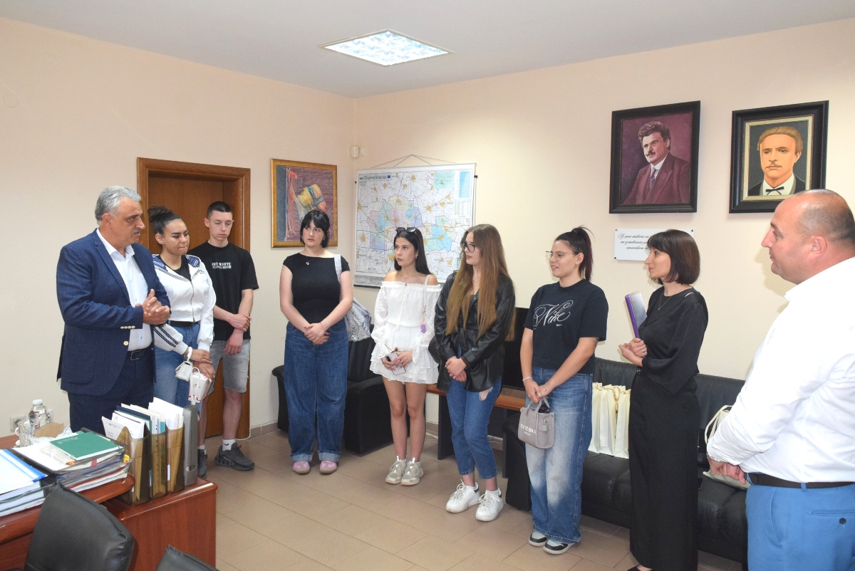 По инициатива на Община Марица три момичета от Труд получиха стипендии за университет от две фондации
