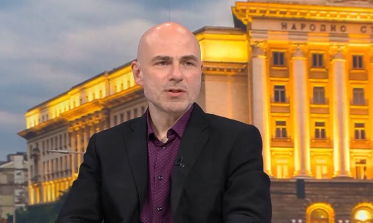 Петър Чолаков: Радев би трябвало да направи обръщение към нацията и да каже на хората какво предстои